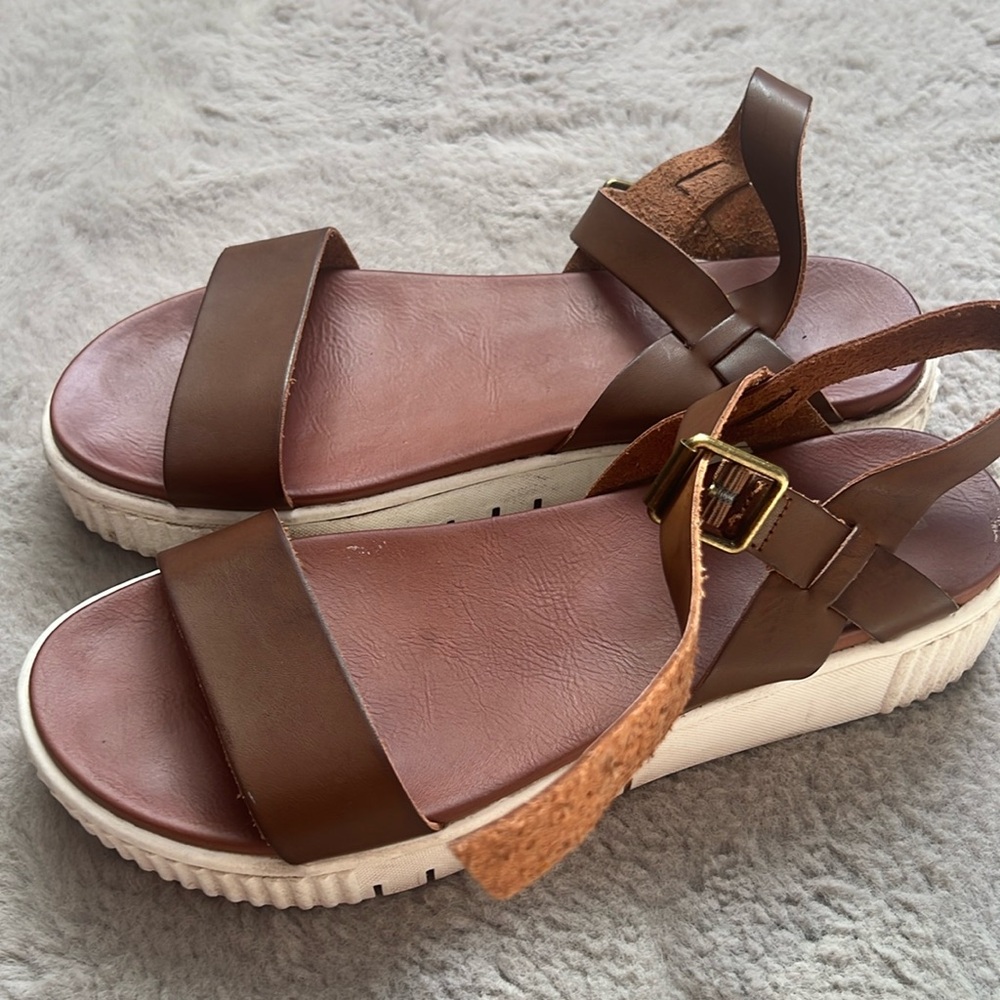 MIA size 10 brown sandals on platform